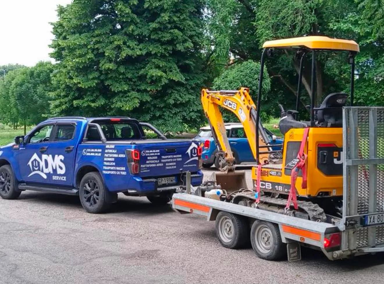 Pickup DMS Service con miniescavatore JCB su rimorchio