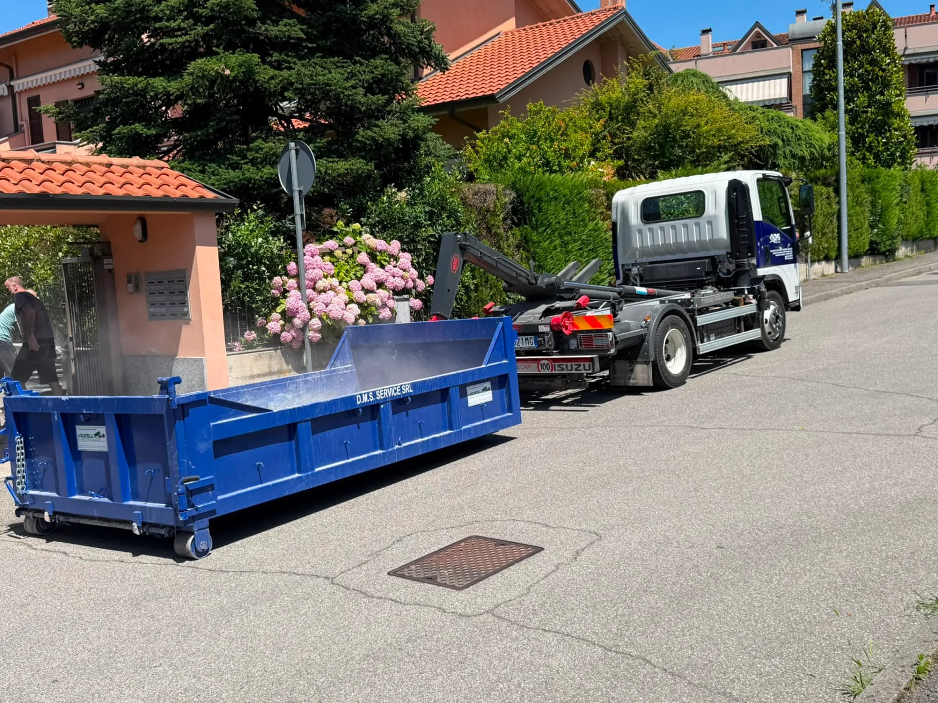 Cassone scarrabile blu DMS Service e camion gancio