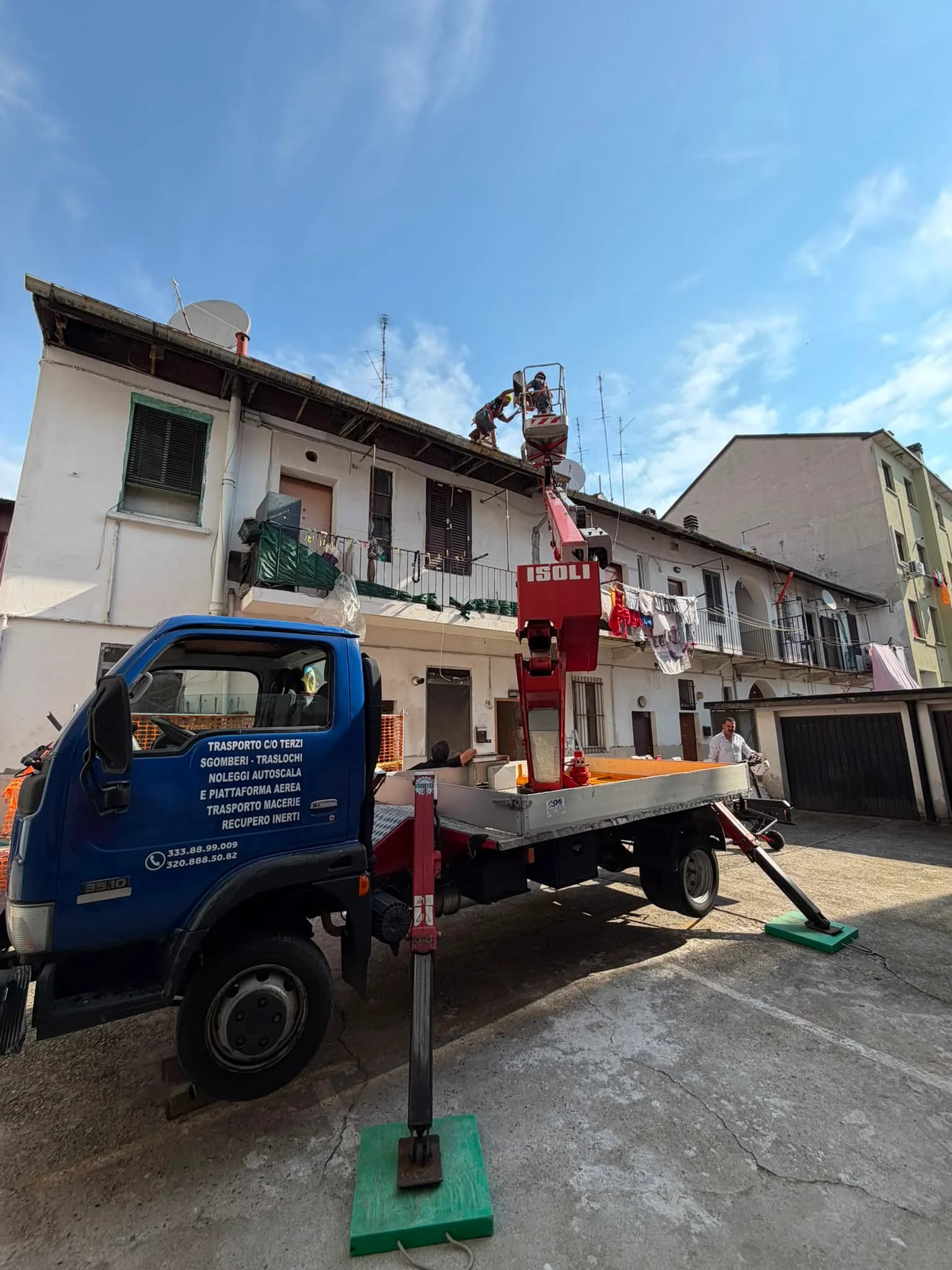 Piattaforma aerea DMS Service al lavoro